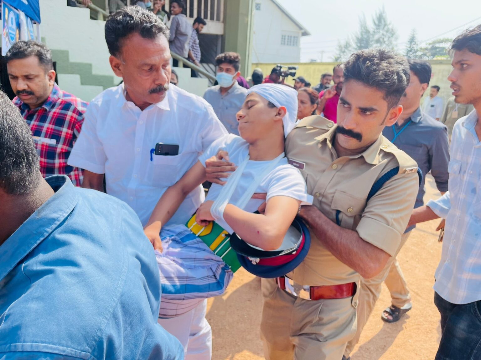കോൽക്കളിയ്ക്കിടെ വേദിയില് വിരിച്ച മാറ്റില് തെന്നിവീണ് മത്സരാർത്ഥിയുടെ കയ്യൊടിഞ്ഞു; കലോത്സവ വേദിയിൽ പ്രതിഷേധം കോൽക്കളിയ്ക്കിടെ തെന്നിവീണ് വിദ്യാർത്ഥിക്ക് പരിക്ക്; കലോത്സവ വേദിയിൽ പ്രതിഷേധം